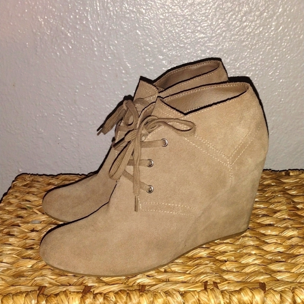Dolce Vita Gardyn Wedge Lace up Booties Urban Outfitters Swede 8.5